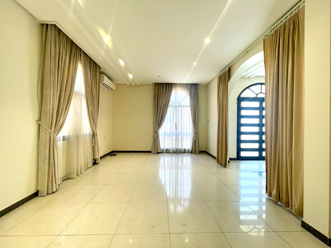 صورة فيلا للإيجار في توبلي #425 2