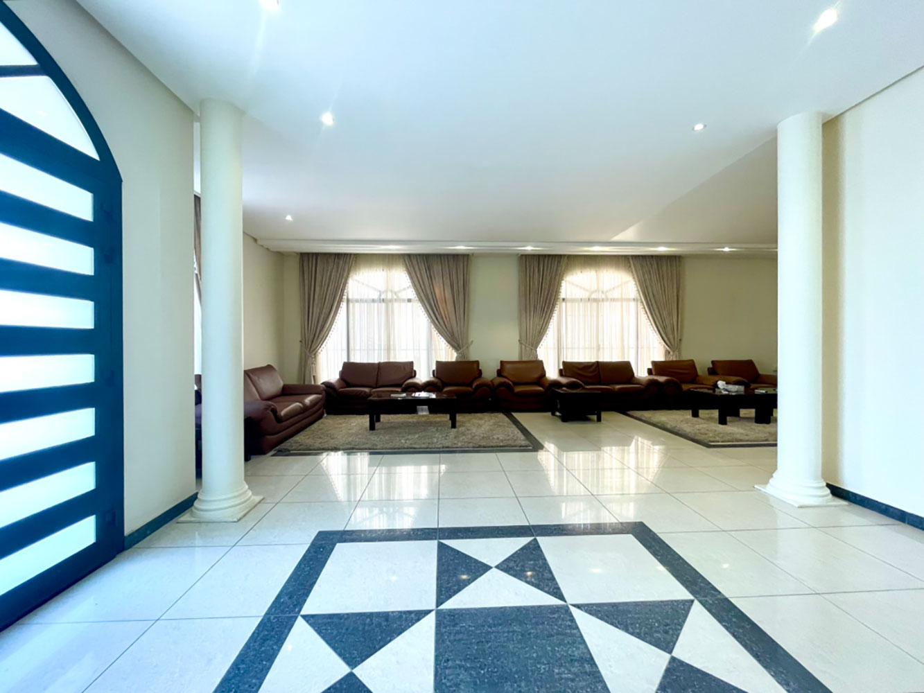 صورة فيلا للإيجار في توبلي #425 1