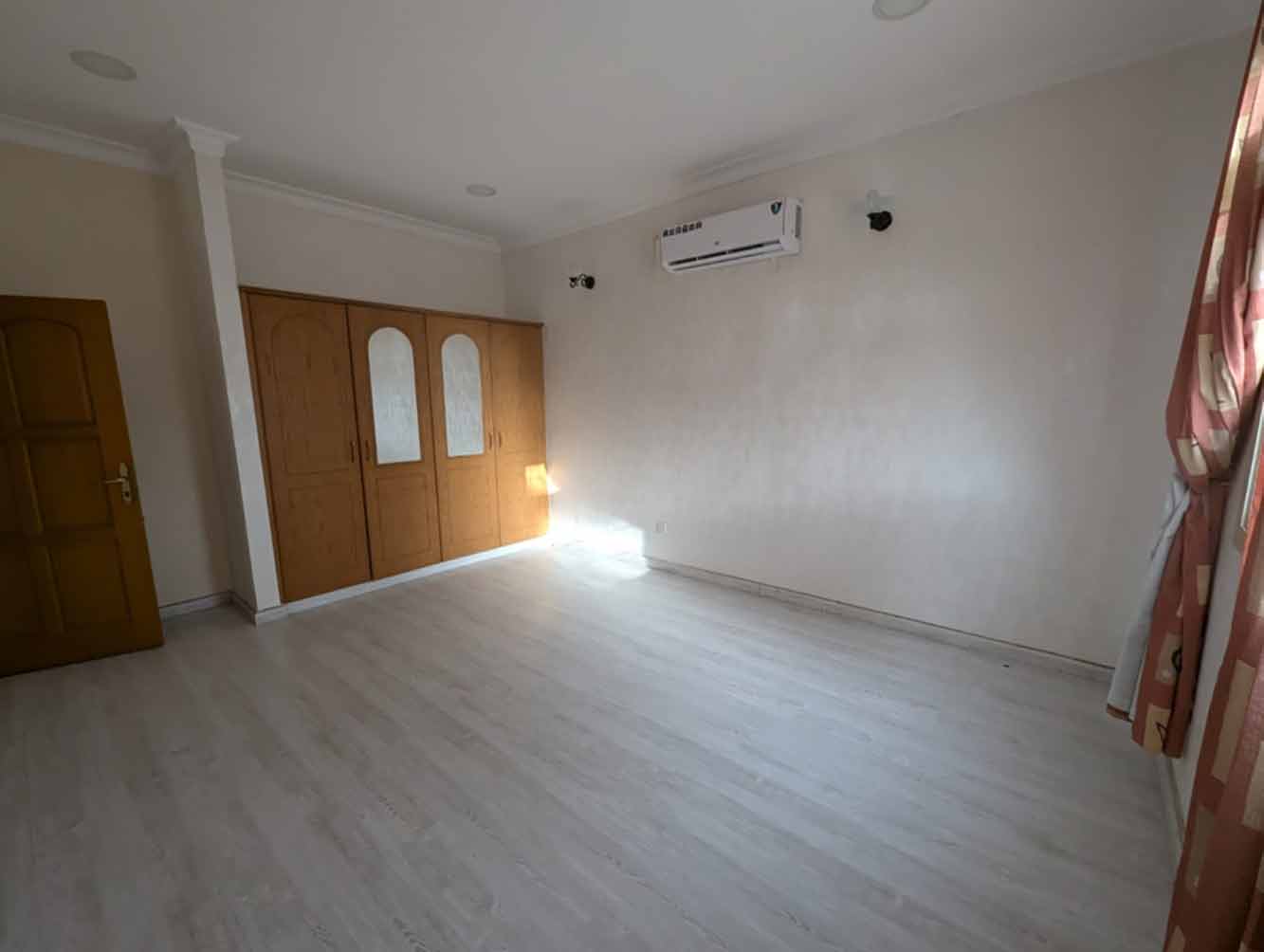 صورة فيلا للإيجار في سار #4626 1