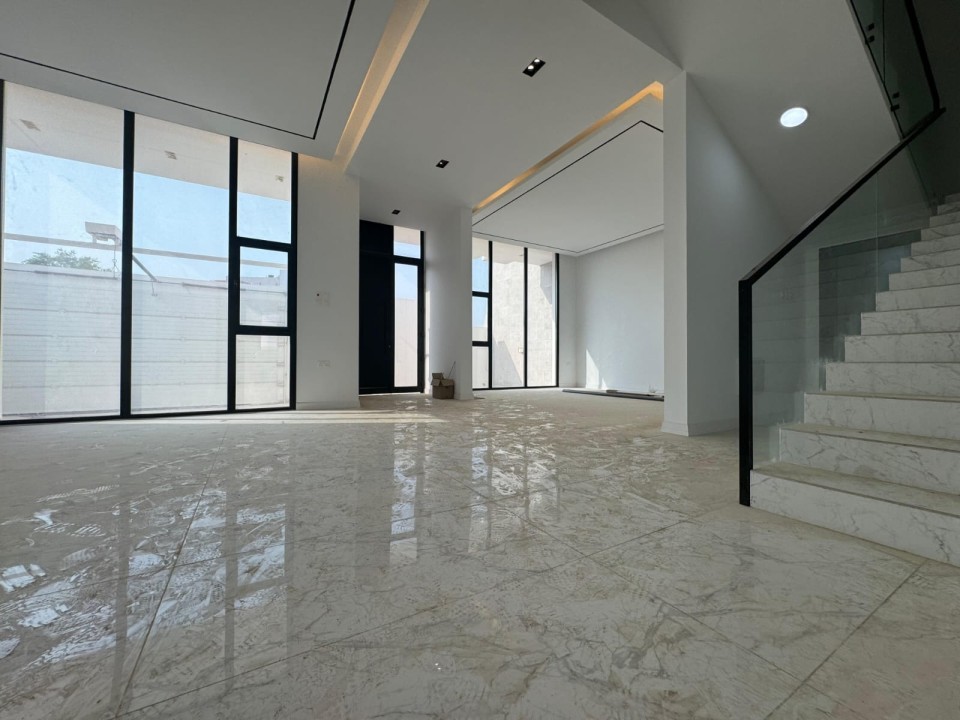 صورة فيلا للبيع في سار #9334 1