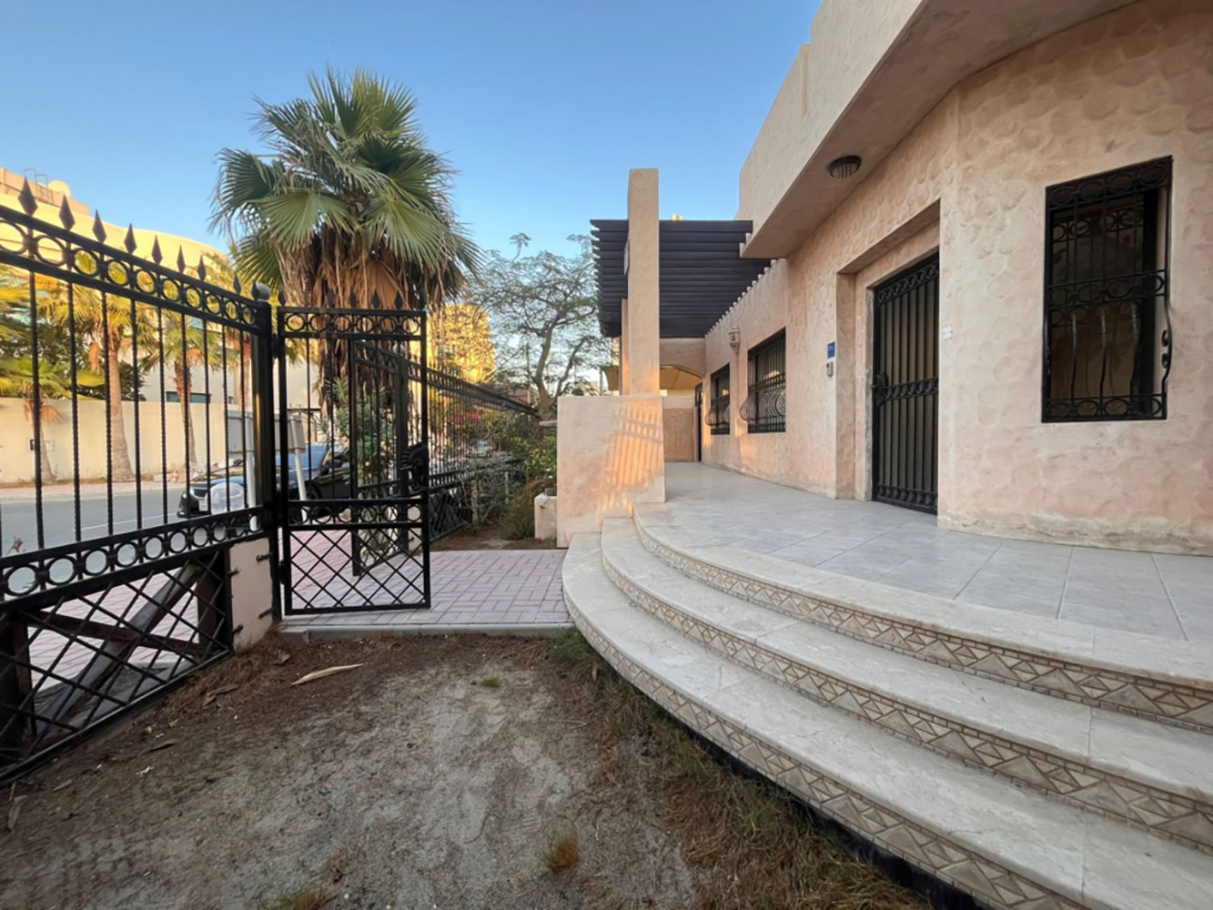 صورة فيلا للبيع في سار #3050 0