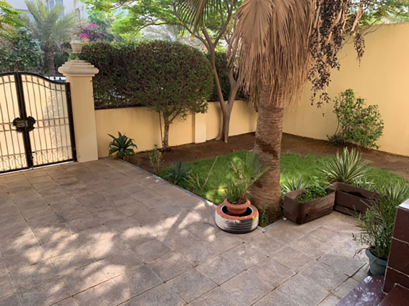 صورة فيلا للبيع في سار #1923 1