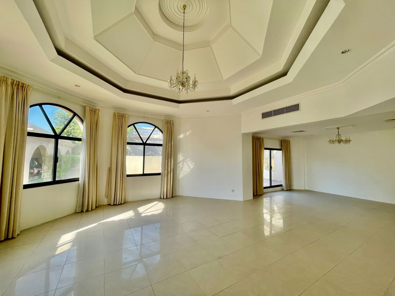صورة فيلا للإيجار في سار #2954 3