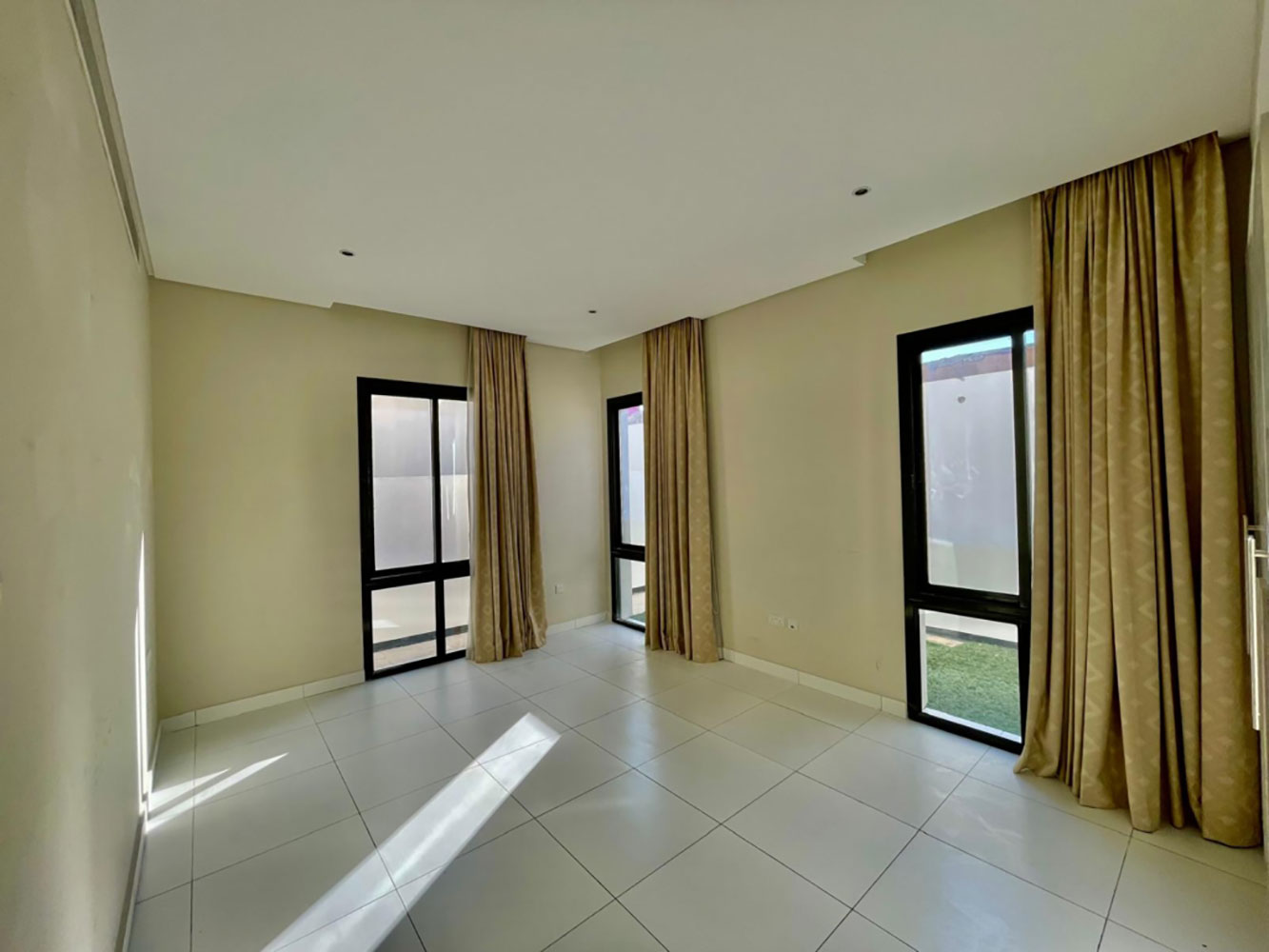 صورة فيلا للإيجار في سار #2956 7