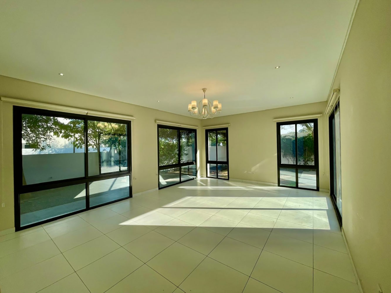 صورة فيلا للإيجار في سار #2956 10