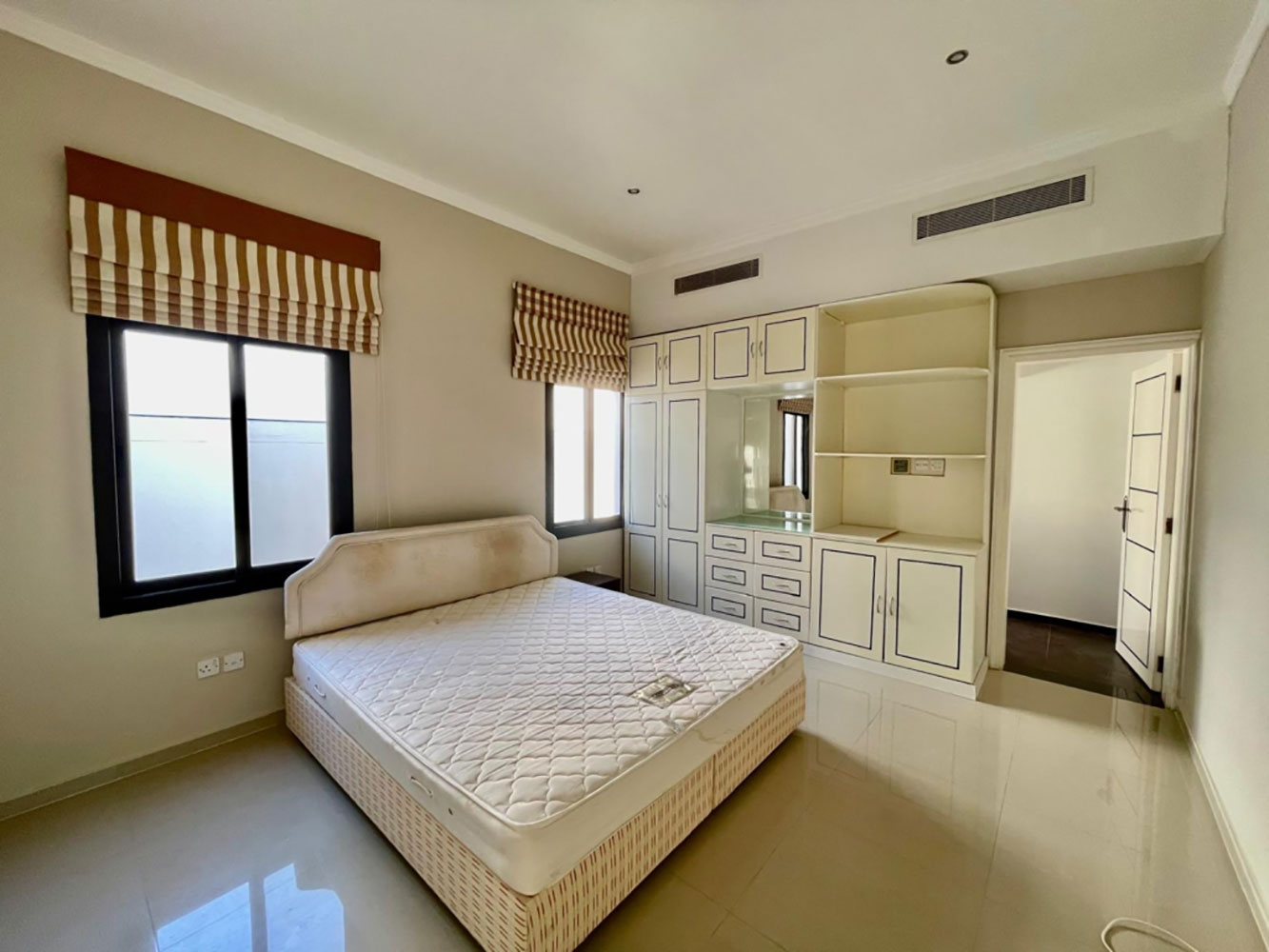 صورة فيلا للإيجار في سار #2957 3