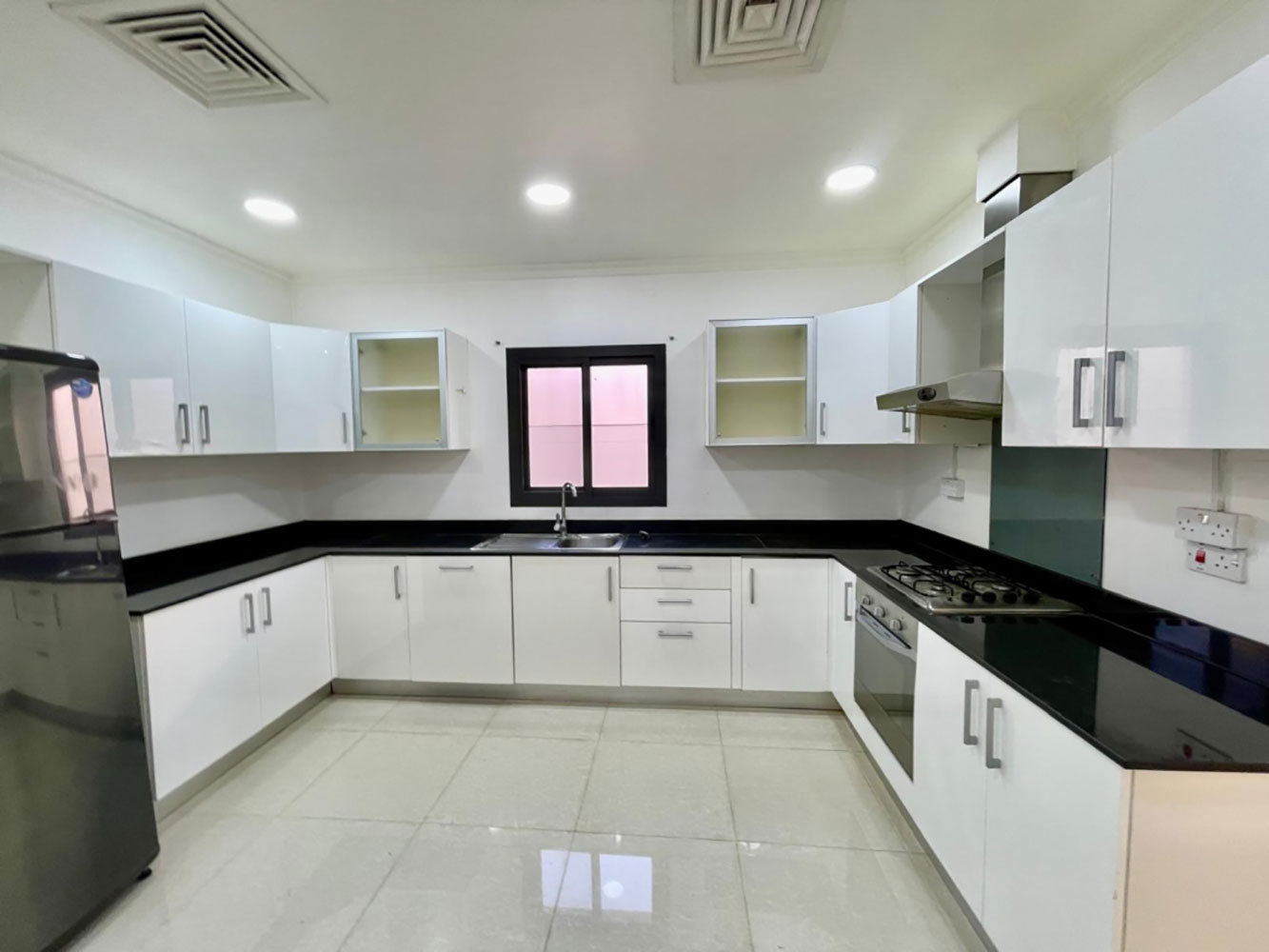 صورة فيلا للإيجار في سار #2957 8