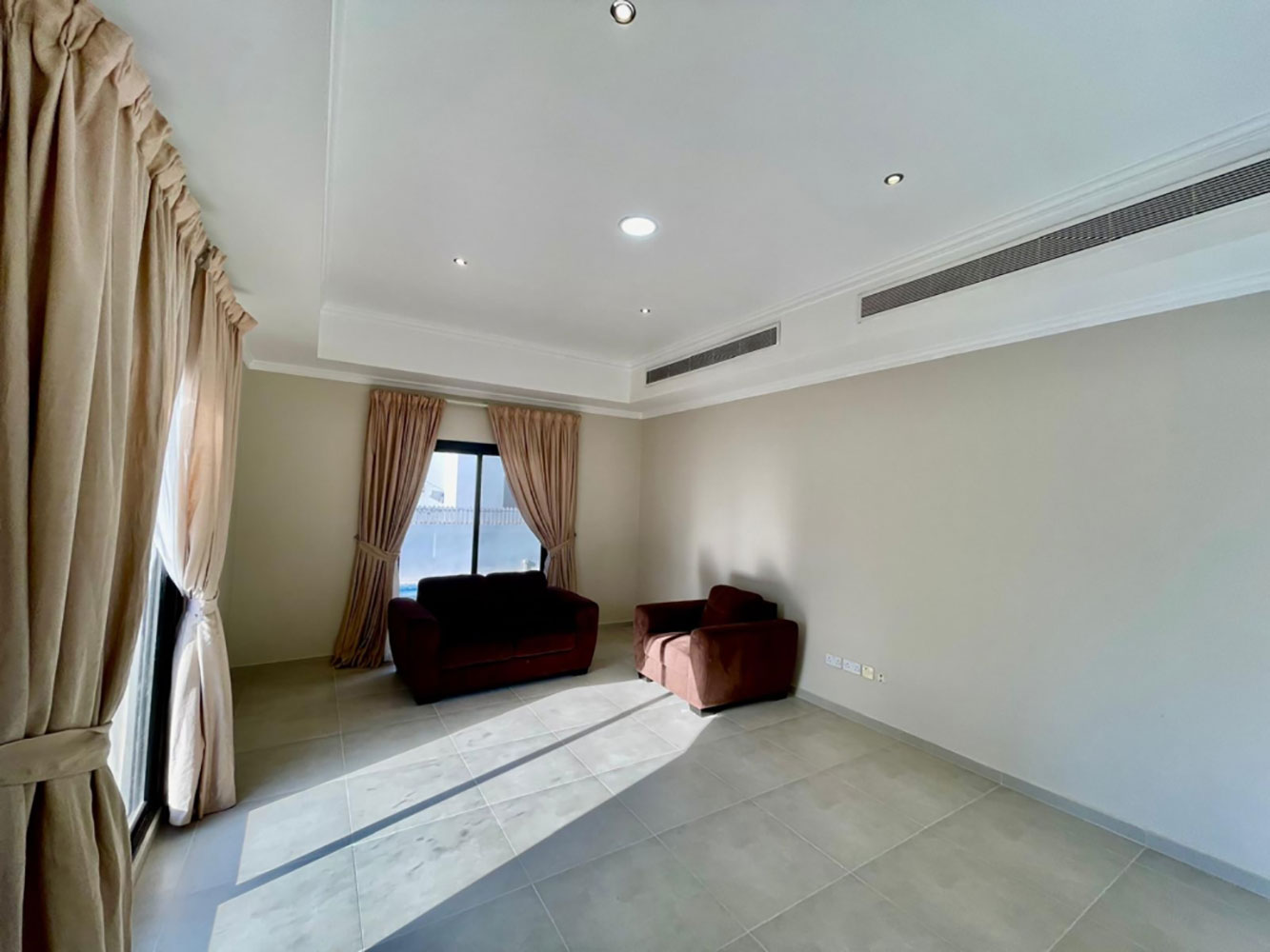 صورة فيلا للإيجار في سار #2957 0 