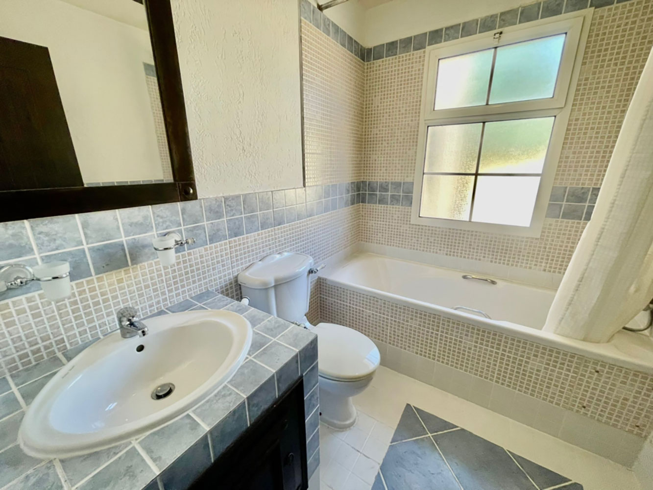 صورة فيلا للإيجار في الجنبية #2968 8