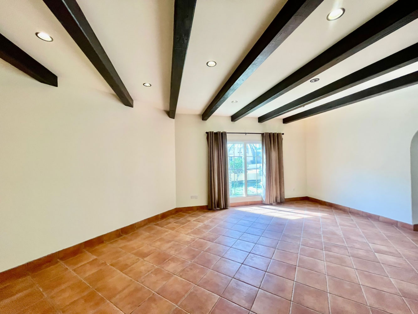 صورة فيلا للإيجار في الجنبية #2968 2