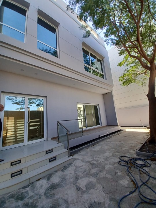 صورة فيلا للبيع في سار #8389 1