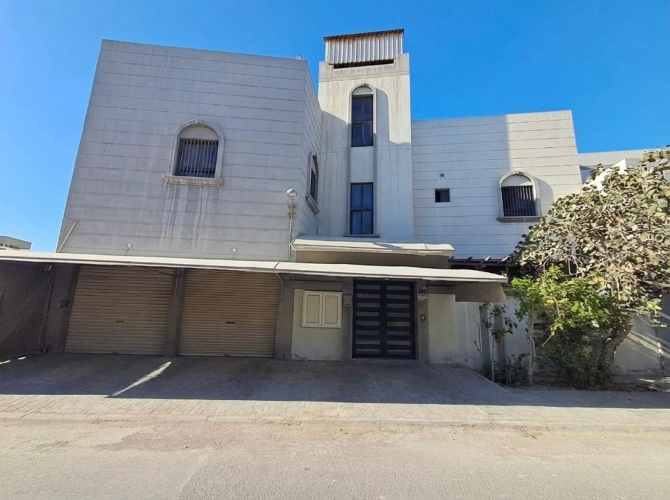 صورة فيلا للبيع في سترة #8465 0