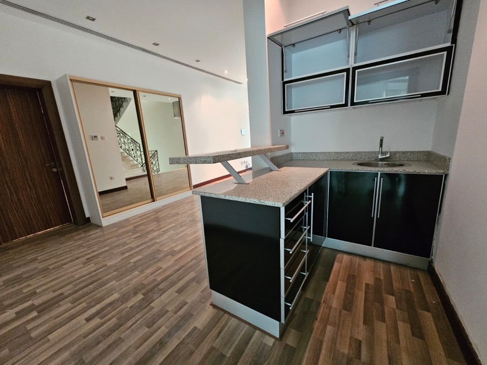 صورة فيلا للبيع في سار #8466 1