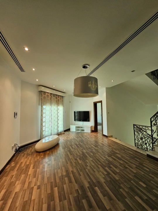 صورة فيلا للبيع في سار #8466 8