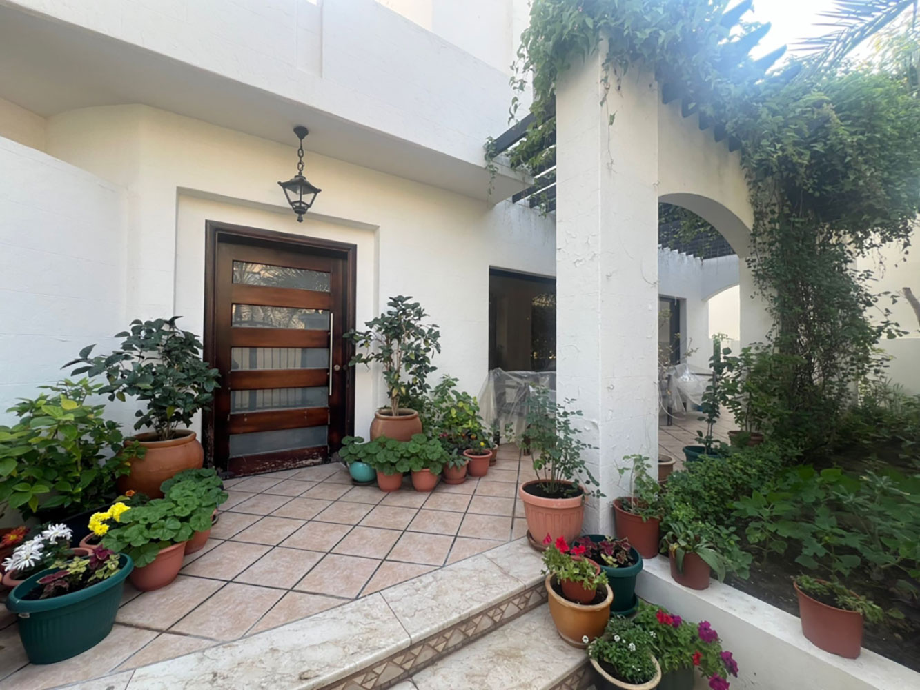 صورة فيلا للبيع في سار #3378 1