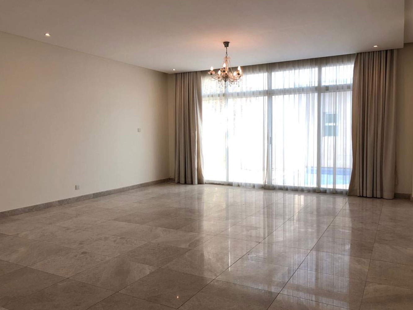 صورة فيلا للإيجار في سار #1438 1