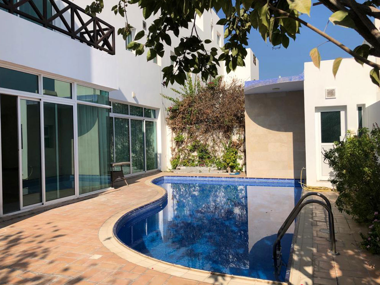 صورة فيلا للإيجار في سار #1438 6