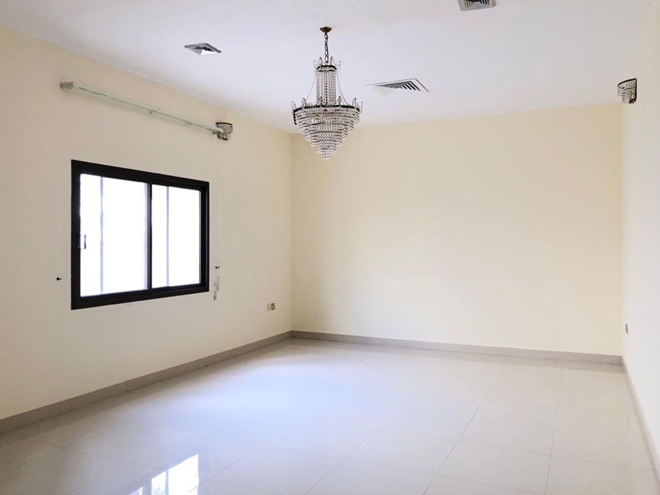 صورة فيلا للإيجار في سار #1444 4