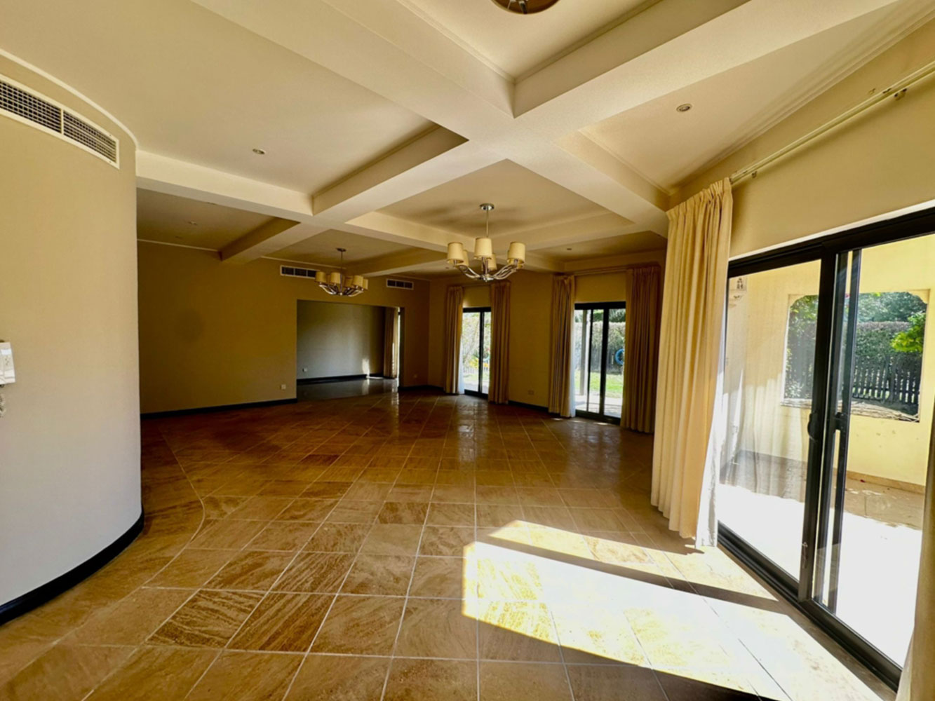 صورة فيلا للإيجار في الجنبية #1466 1