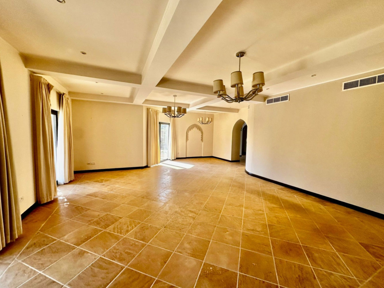 صورة فيلا للإيجار في الجنبية #1466 8