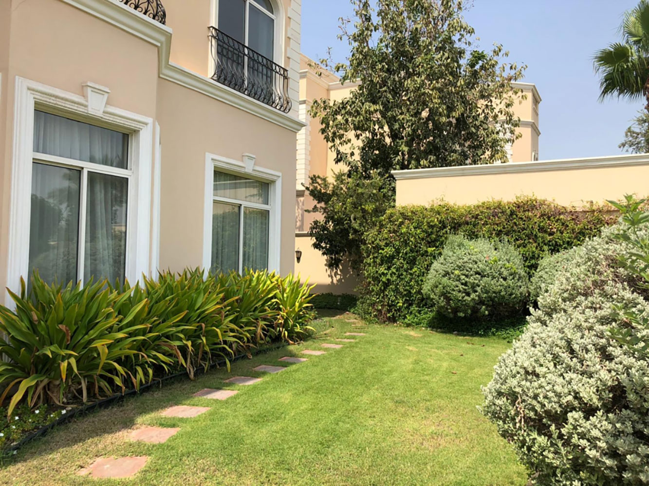 صورة فيلا للإيجار في سار #1488 2