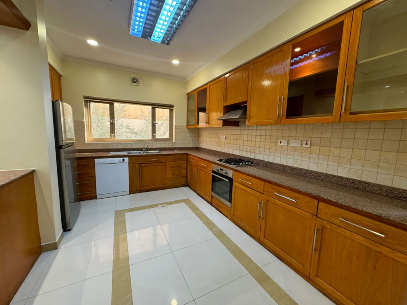 صورة فيلا للإيجار في الجنبية #3049 6