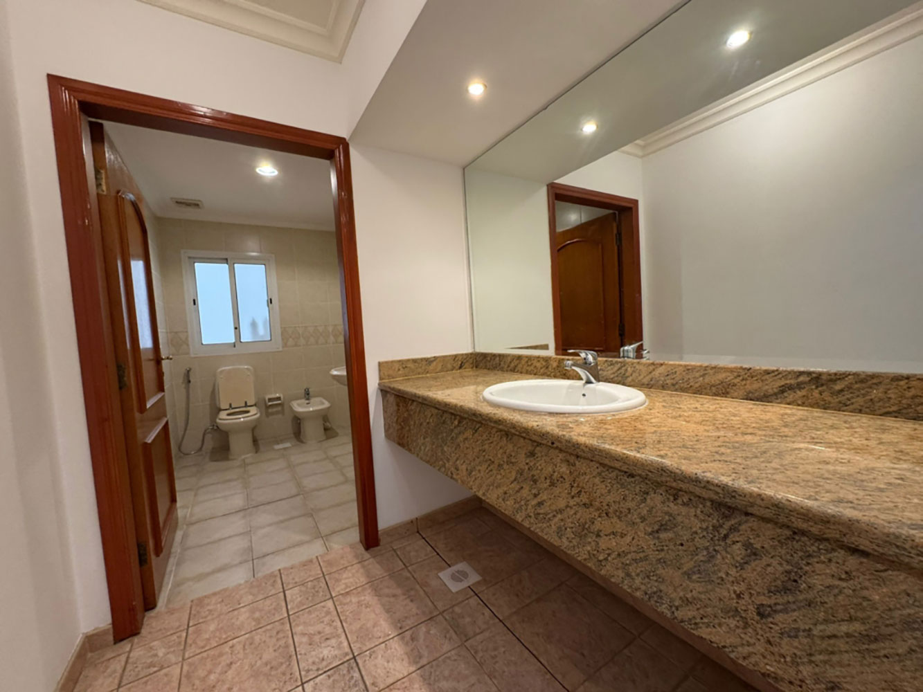 صورة فيلا للإيجار في الجنبية #6590 8