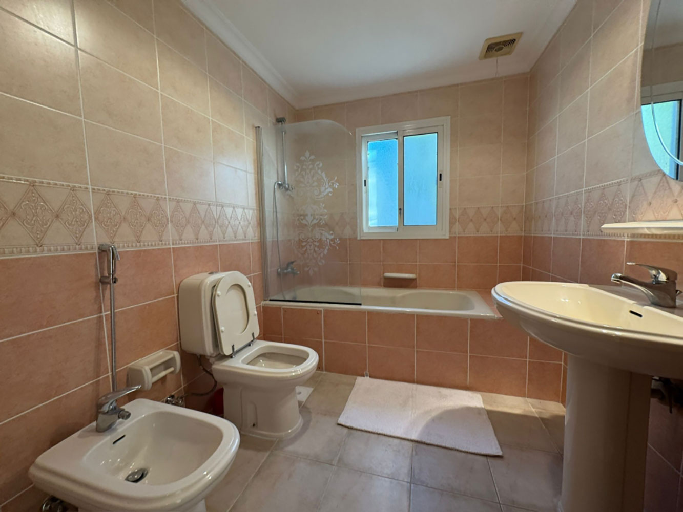 صورة فيلا للإيجار في الجنبية #6590 1