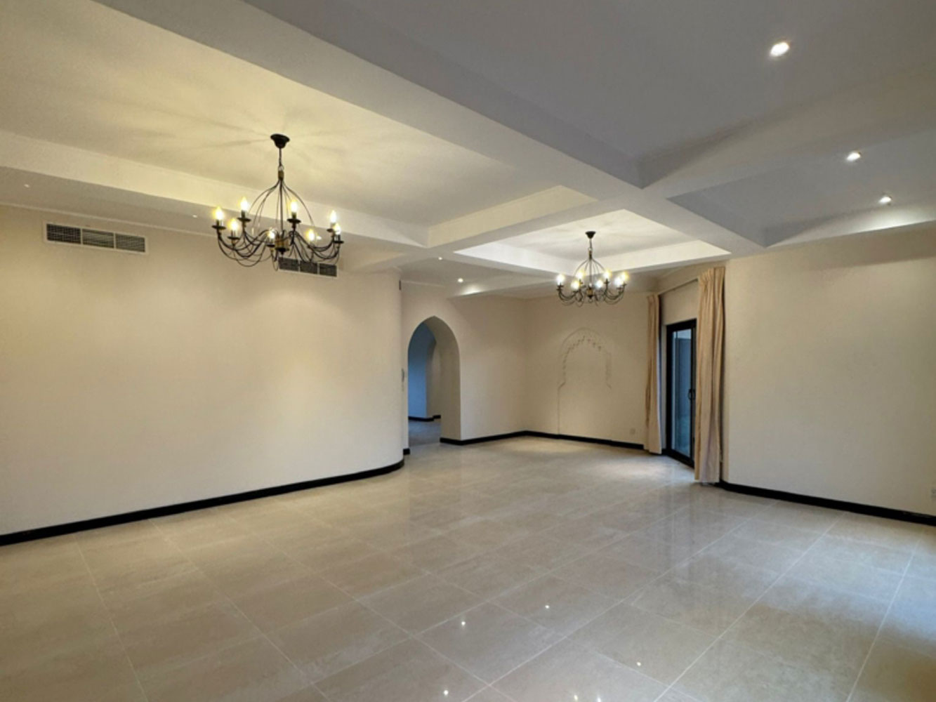 صورة فيلا للإيجار في الجنبية #6591 5
