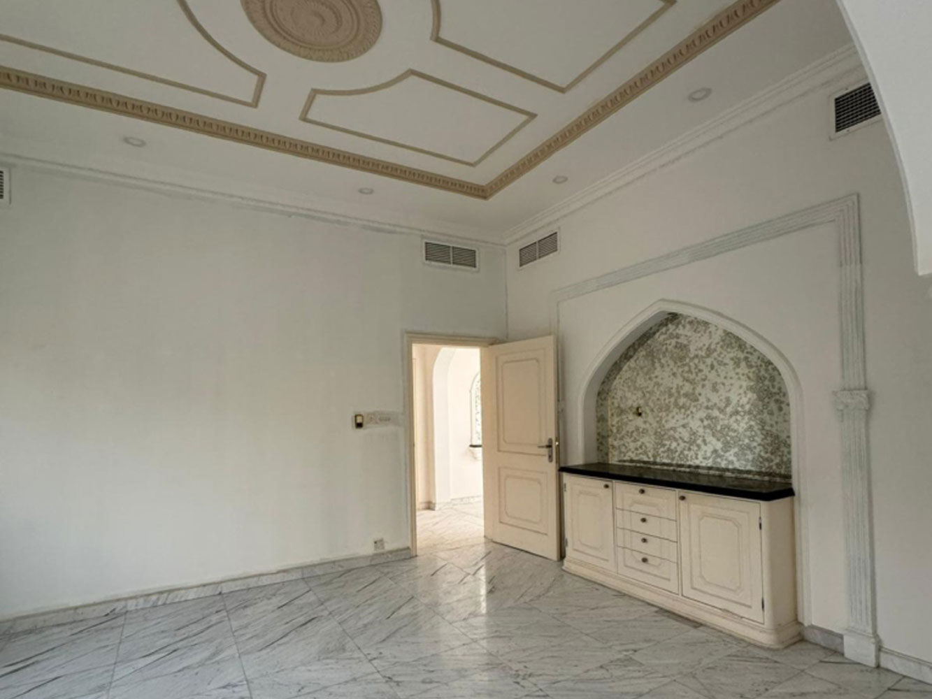 صورة فيلا للإيجار في الجنبية #6595 4