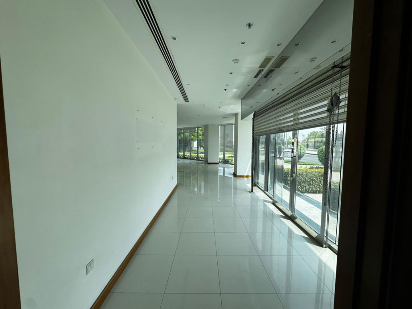 صورة محل للإيجار في ضاحية السيف #6698 3