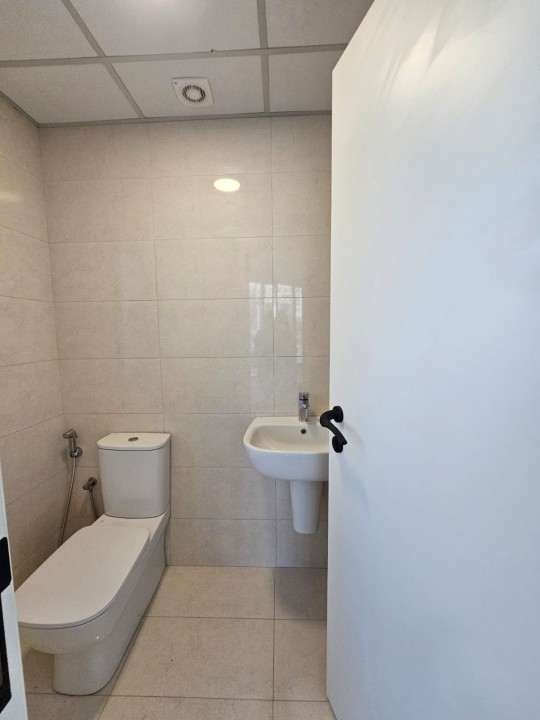 صورة مكتب للإيجار في بو عشيرة #7443 3