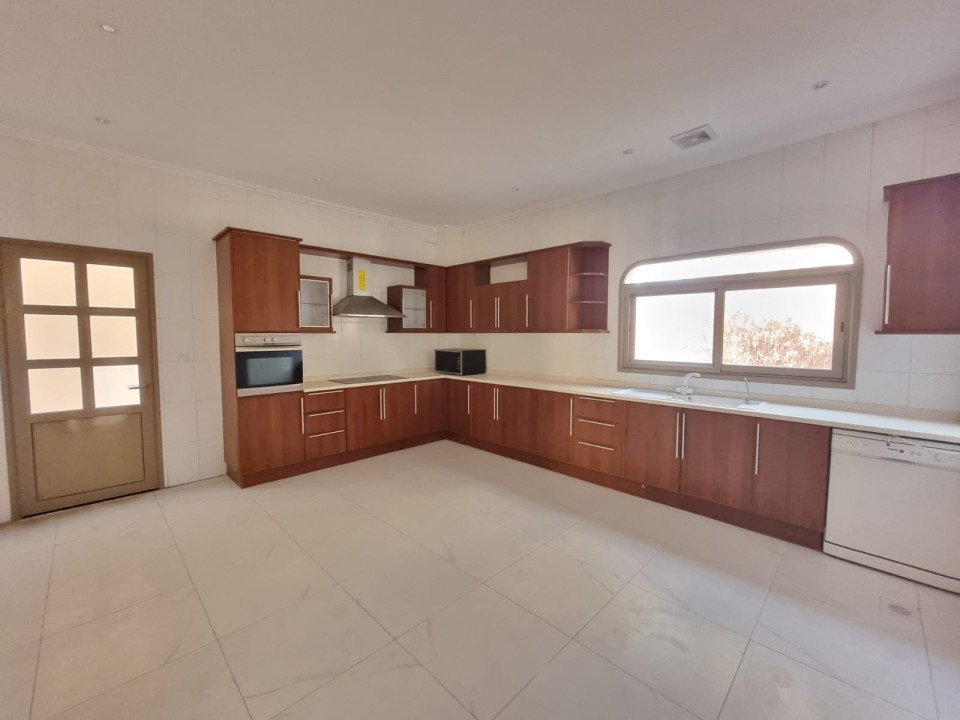 صورة فيلا للإيجار في سار #7743 1