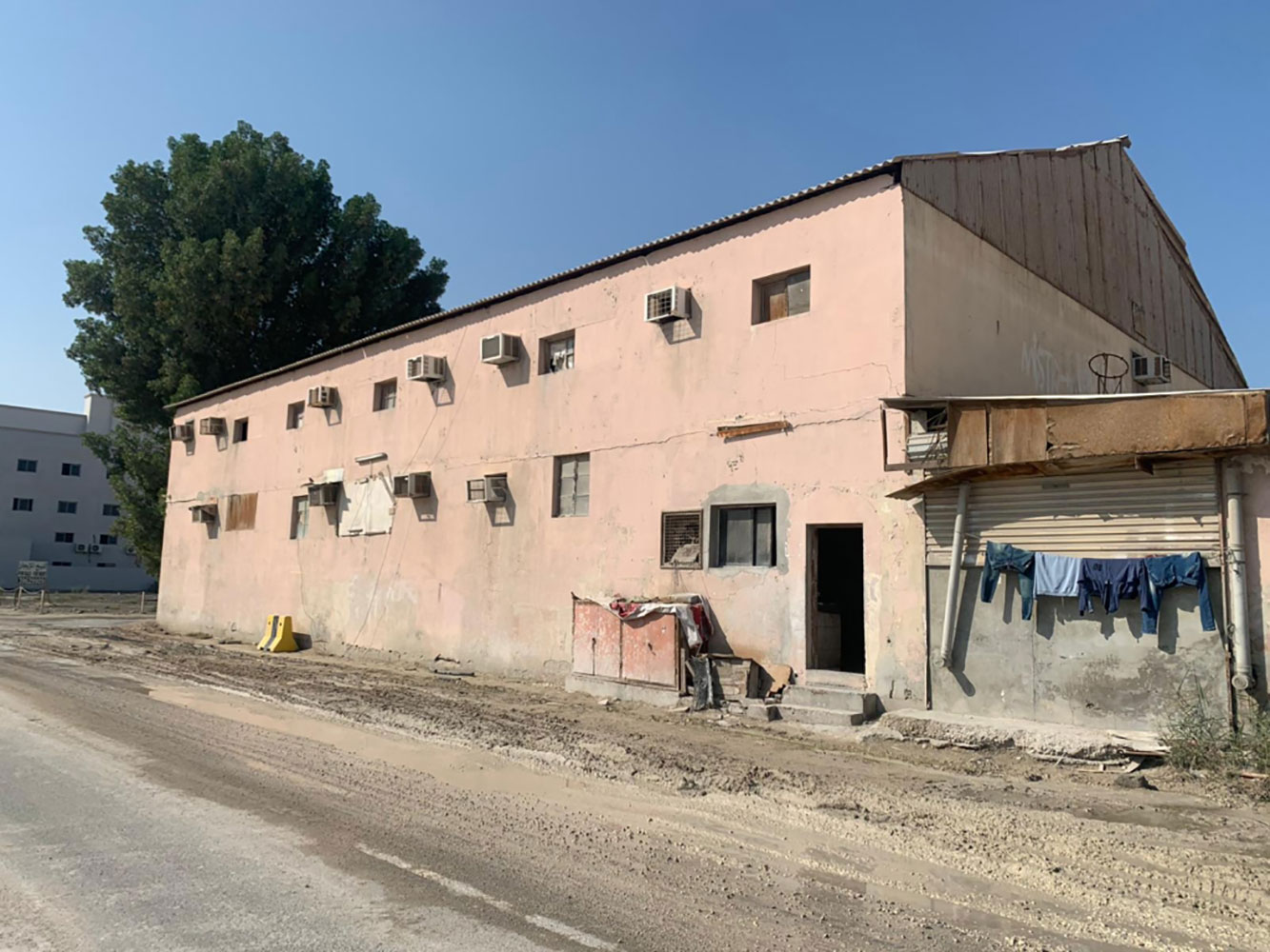 صورة مبنى للبيع في سترة #190 1