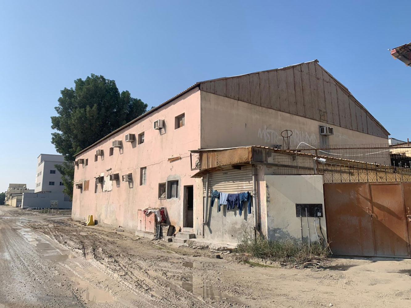 صورة مبنى للبيع في سترة #190 0