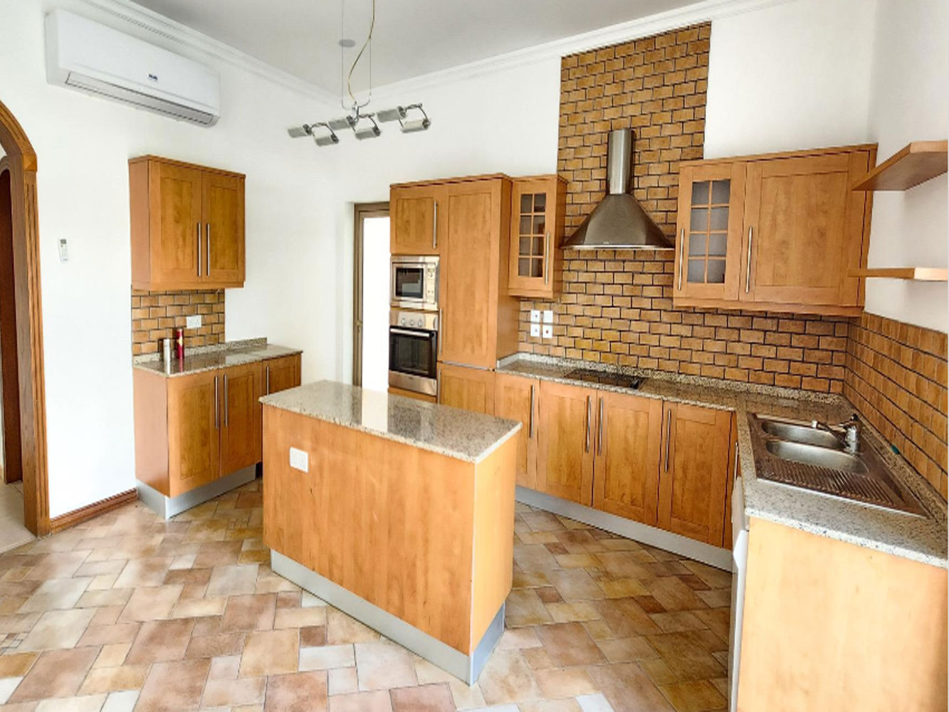 صورة فيلا للبيع في سار #210 2