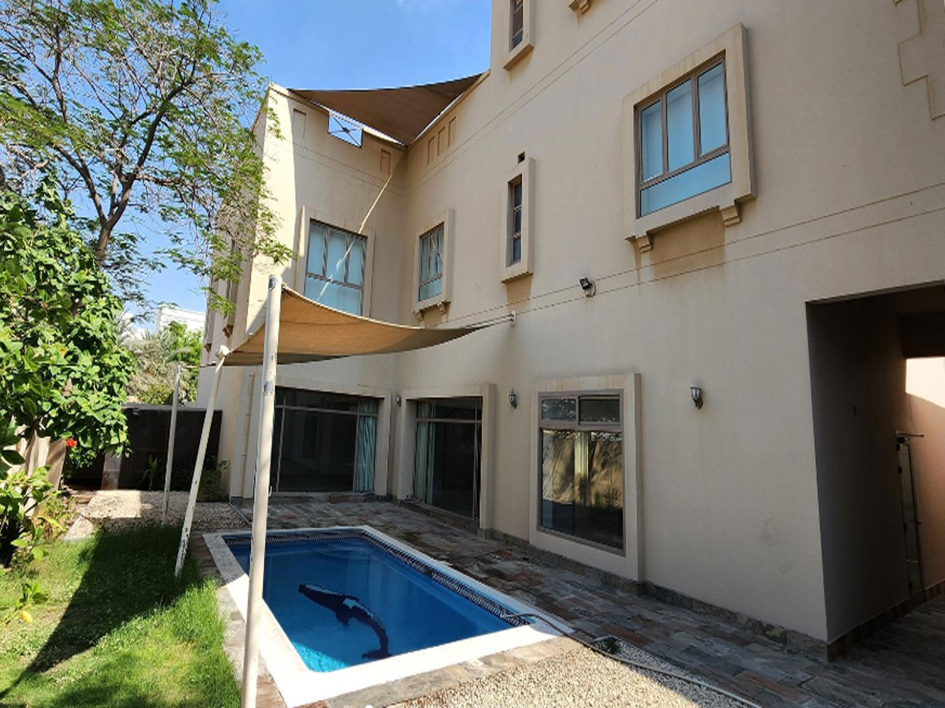 صورة فيلا للبيع في سار #210 0