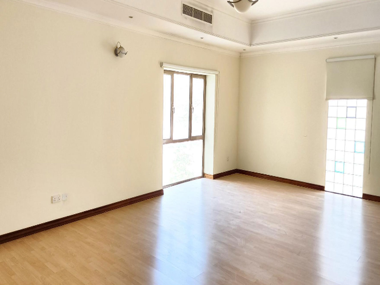 صورة فيلا للبيع في سار #210 4