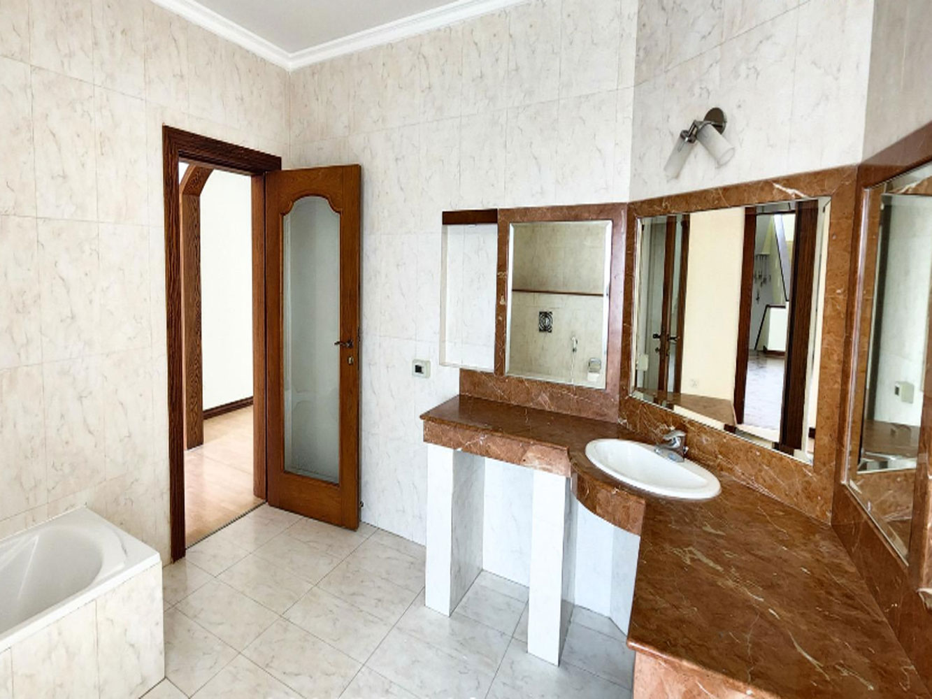 صورة فيلا للبيع في سار #210 1