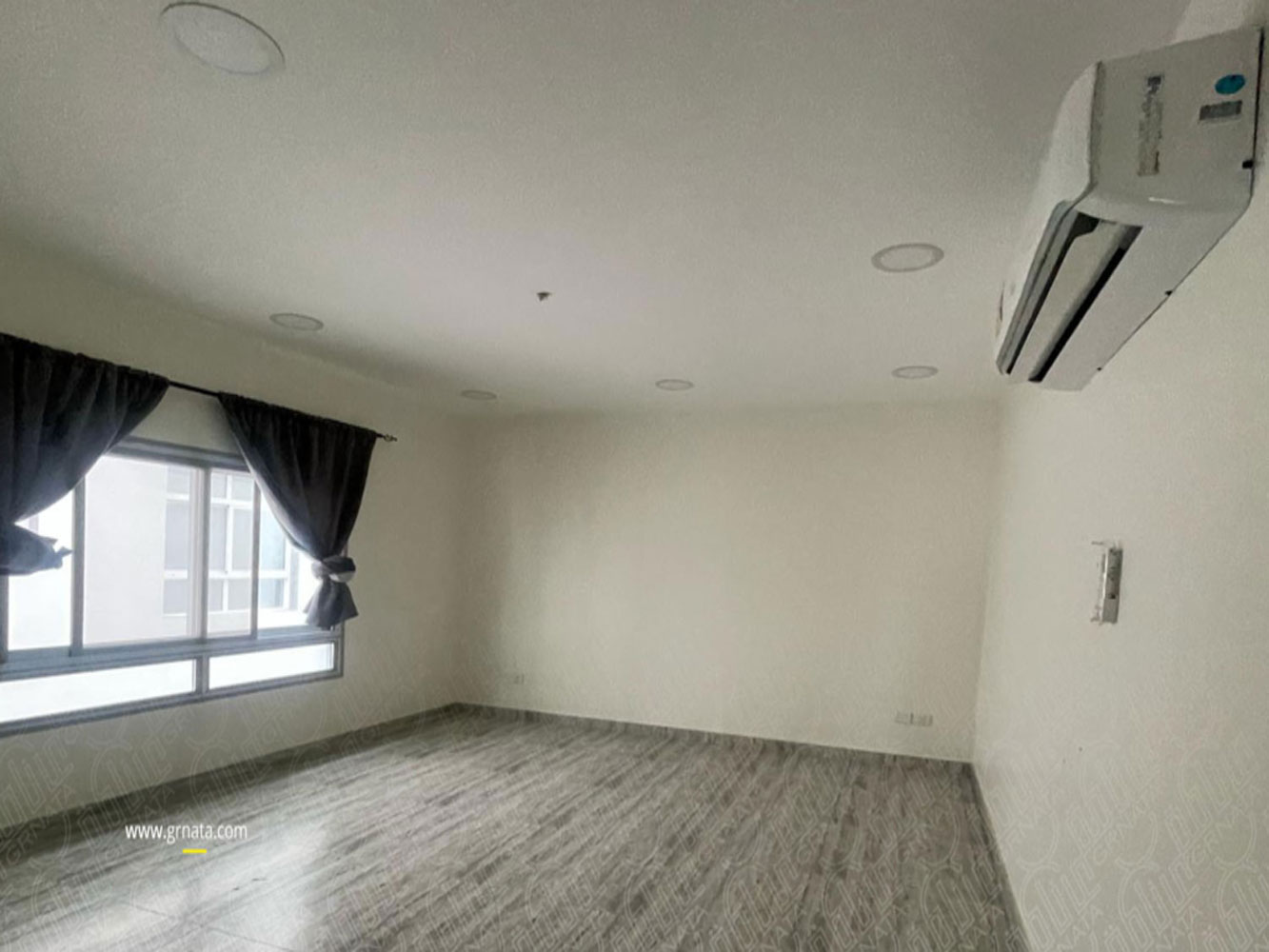 صورة مبنى للبيع في الجنبية #3942 0