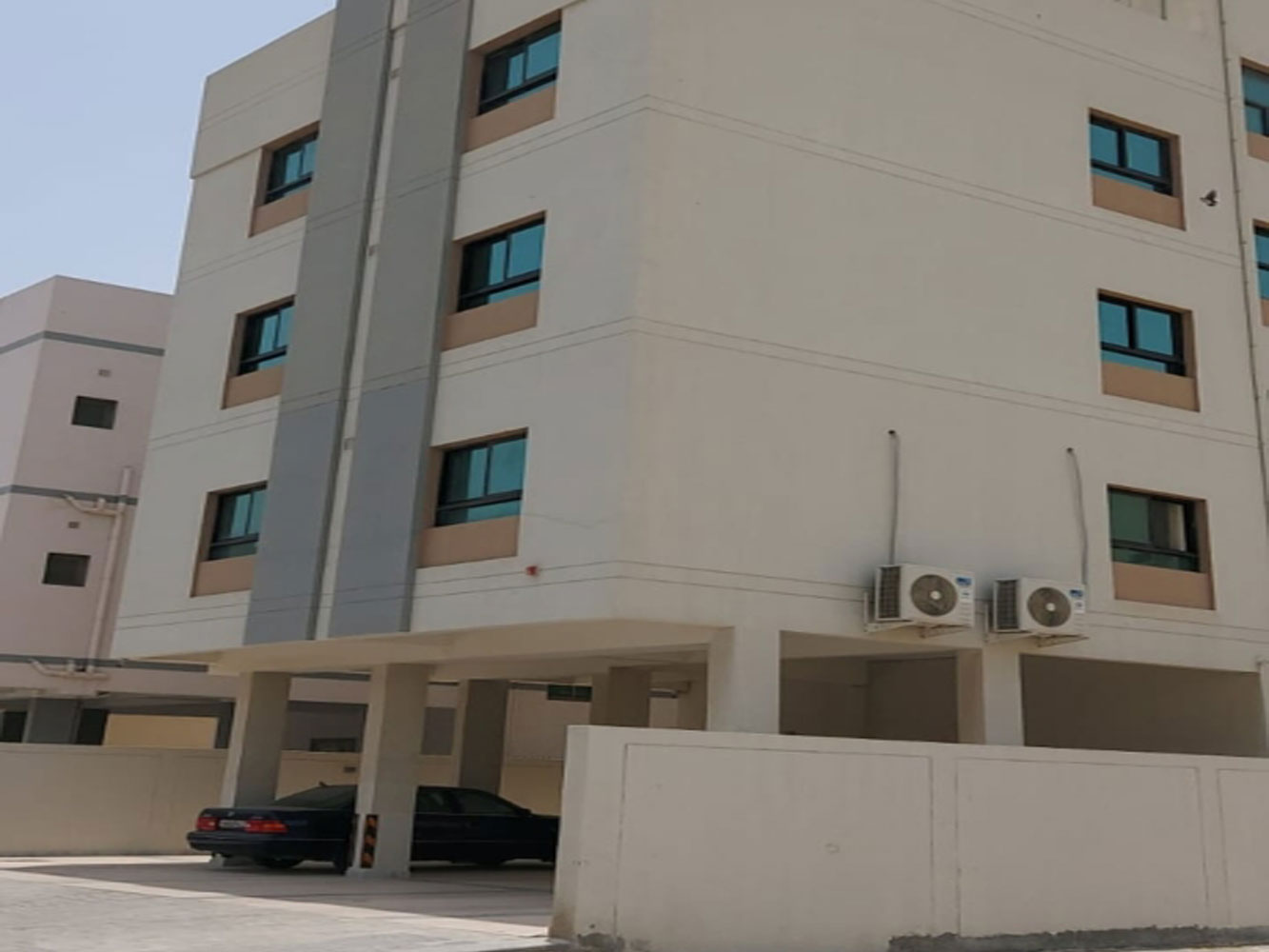 صورة مبنى للبيع في العكر #556 0