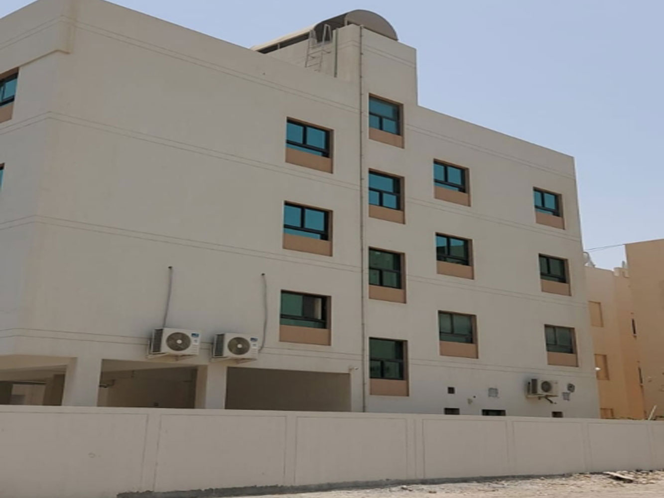 صورة مبنى للبيع في العكر #556 1