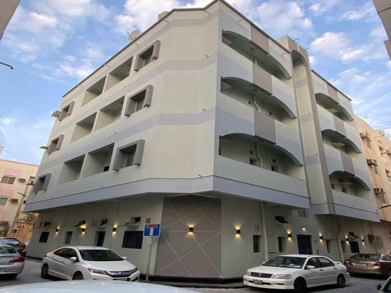 صورة مبنى للبيع في الحورة #666 1