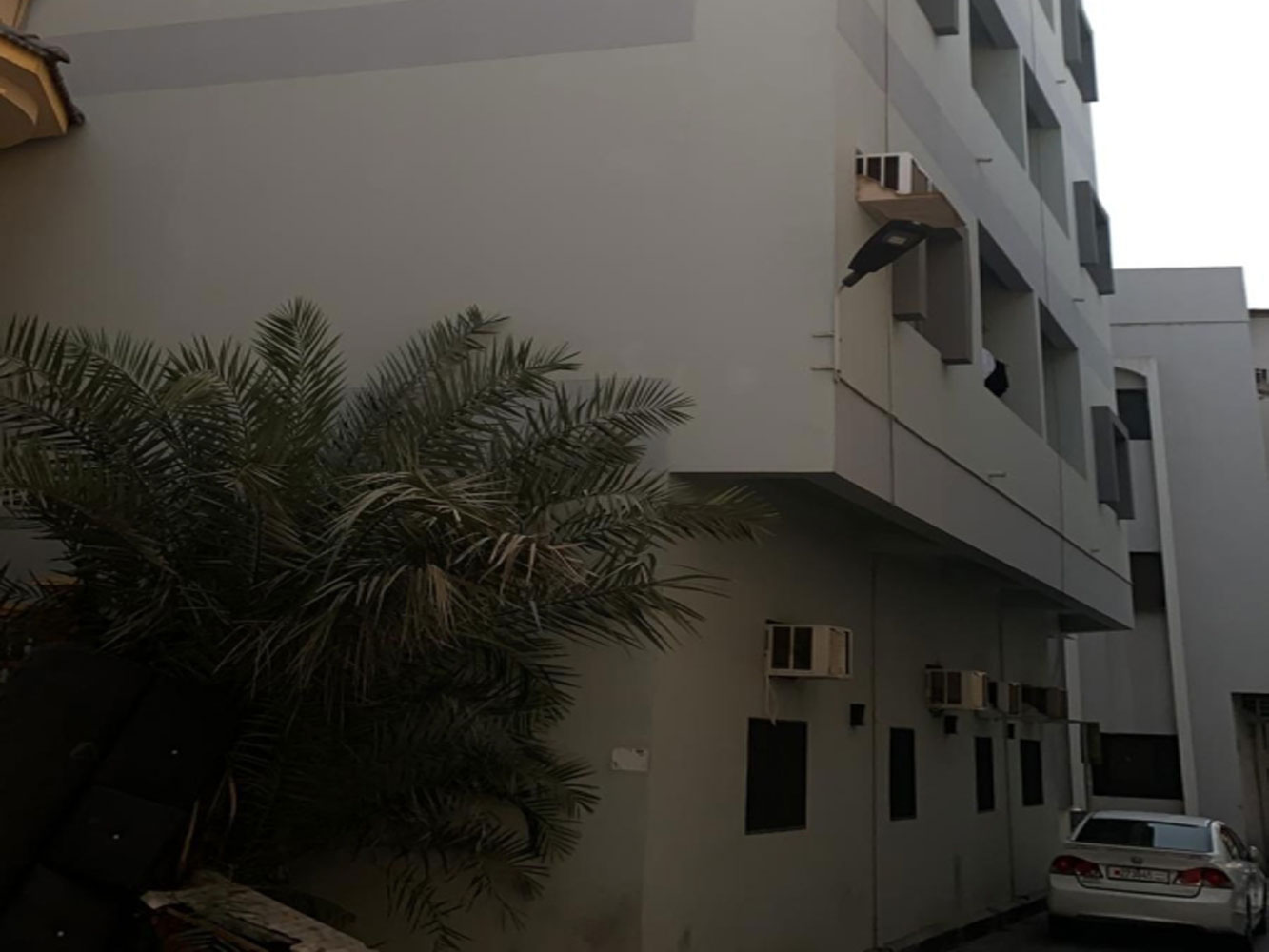 صورة مبنى للبيع في الحورة #666 0