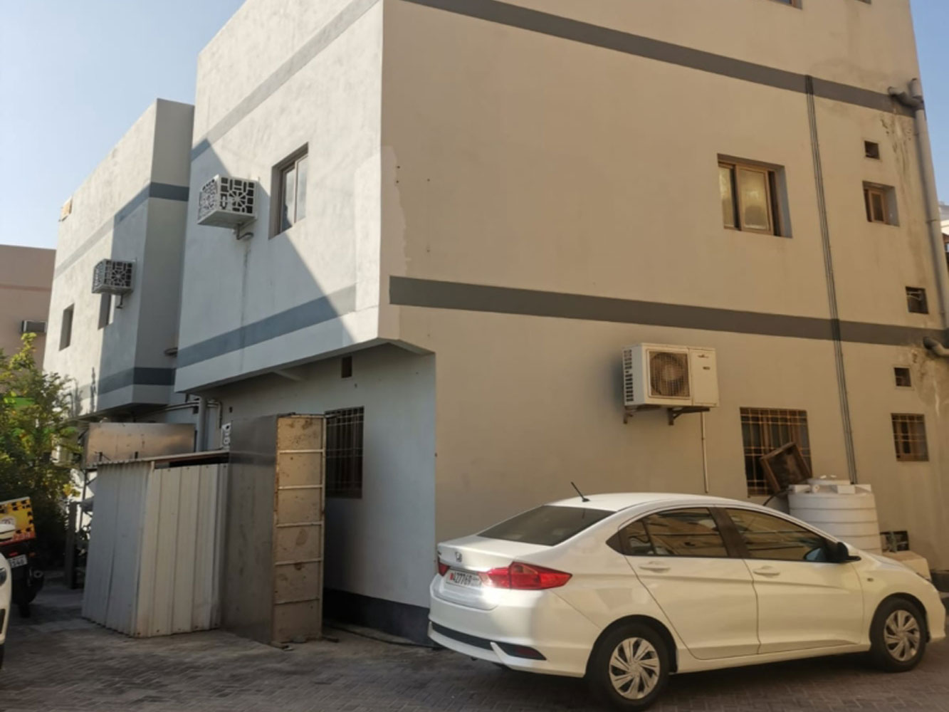 صورة مبنى للبيع في سترة #766 1